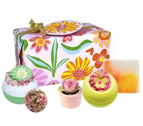 Zestaw upominkowy w papierze ozdobnym Bloom - BOMB Cosmetics