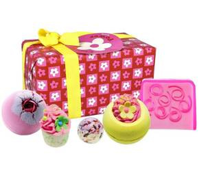 Zestaw upominkowy w papierze ozdobnym Flower Power - BOMB Cosmetics