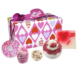 Zestaw upominkowy w papierze ozdobnym Love You - BOMB Cosmetics