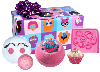 Zestaw upominkowy w ozdobnym papierze Bomb Babes - BOMB Cosmetics